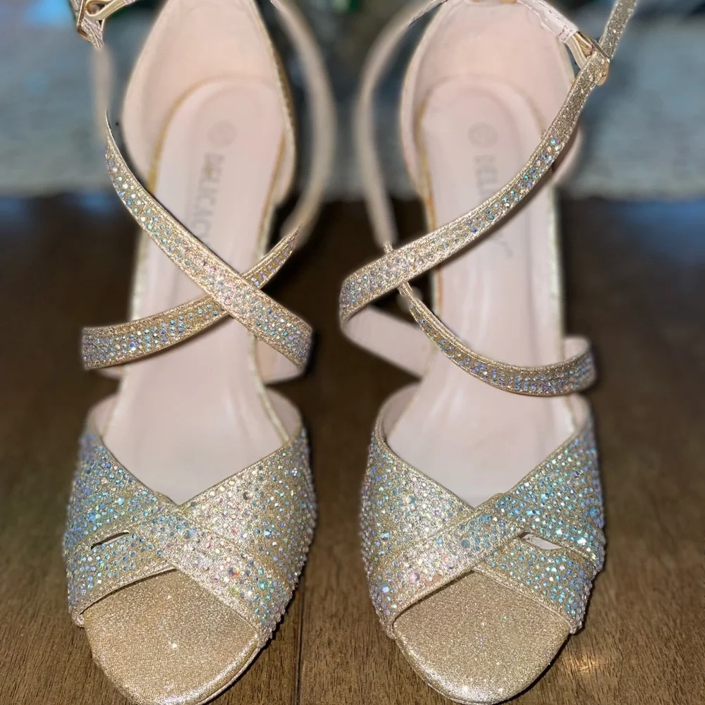 Women’s Gold High Heel Pumps Size 7.5 Elegant Party Holiday Dress Shoes - Picture 2 of 6